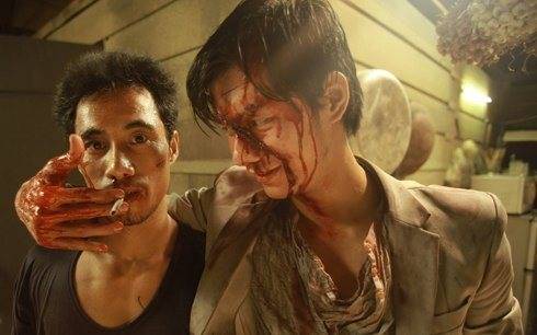 Nhân vật của Nhan Phúc Vinh và Phạm Anh Khoa (trái) thuộc về hai tuyến đối nghịch nhau trong phim.