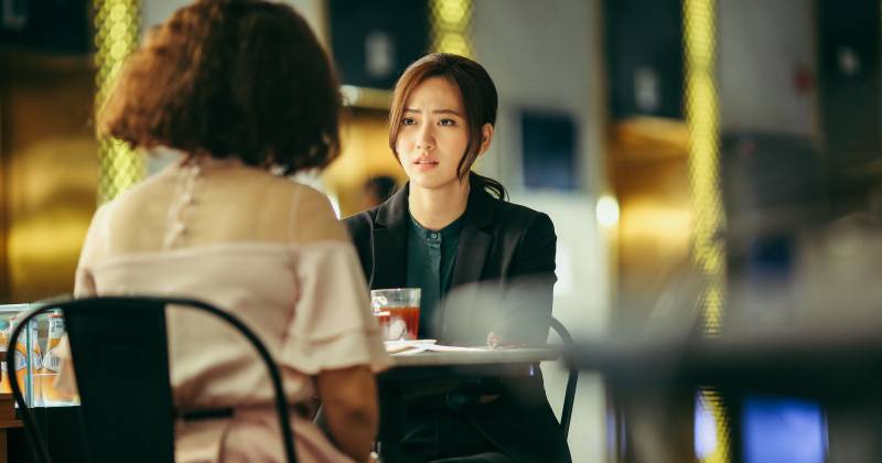 Nhân vật nữ chính của phim là Mai (Phương Anh Đào thủ vai) - cô gái dành tất cả cho công việc và sự nghiệp. (Via CJ HK ENTERTAINMENT)