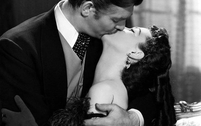 Nụ hôn tuyệt vời, ngọt ngào, say đắm của Clark Gable và Vivien Leigh trong Gone with the Wind.