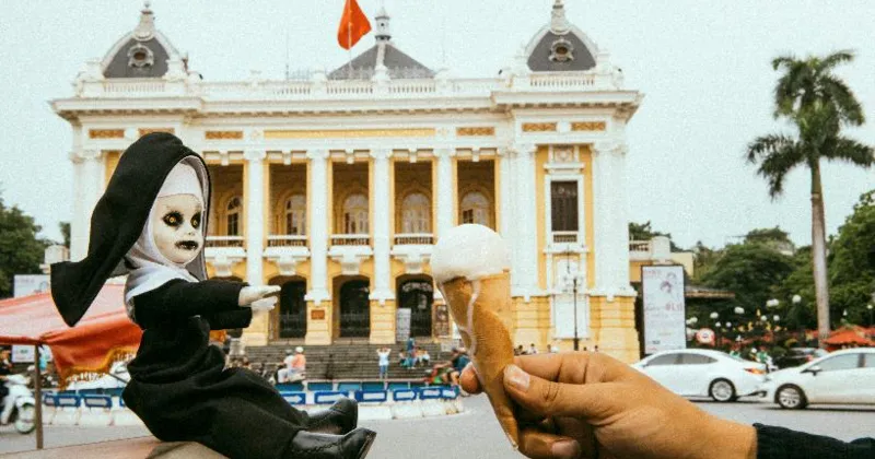 Check-in tại Nhà hát Lớn cùng cây kem ốc quế