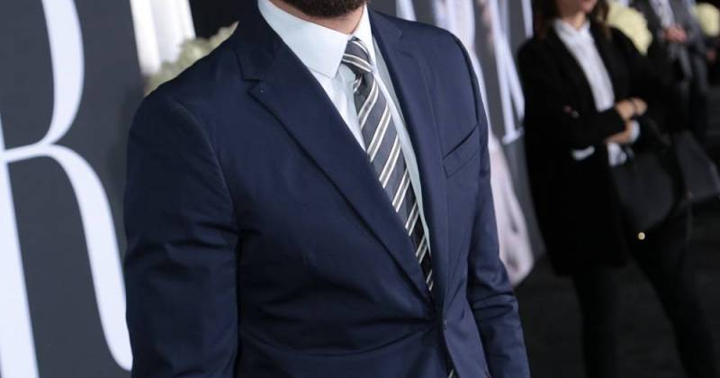 Jamie Dornan thể hiện phong cách lịch lãm với bộ vest cũng đến từ nhà mốt Valentino