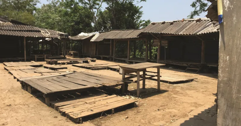 Phi&ecirc;n chợ Bắc Bộ thập ni&ecirc;n 40: Bối cảnh trước khi thiết kế tại một phi&ecirc;n chợ ở x&atilde; Tiến H&oacute;a, huyện Tuy&ecirc;n H&oacute;a, Quảng B&igrave;nh