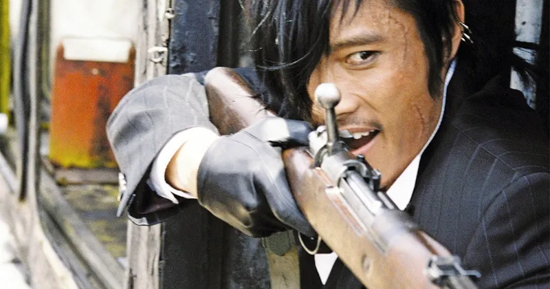 Lee Byung-hun với mái tóc dài được cột chặt đằng sau cùng trang phục đặc trung của cao bồi miền Tây nước Mỹ