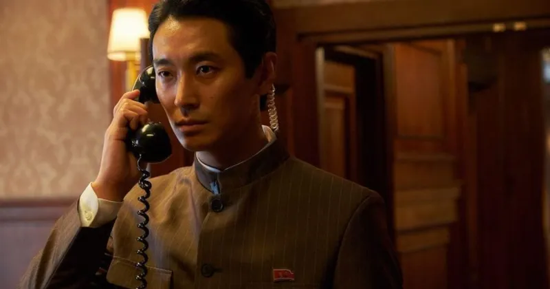 Joo Ji Hoon trong The Spy Gone North. Nguồn ảnh: IMDb