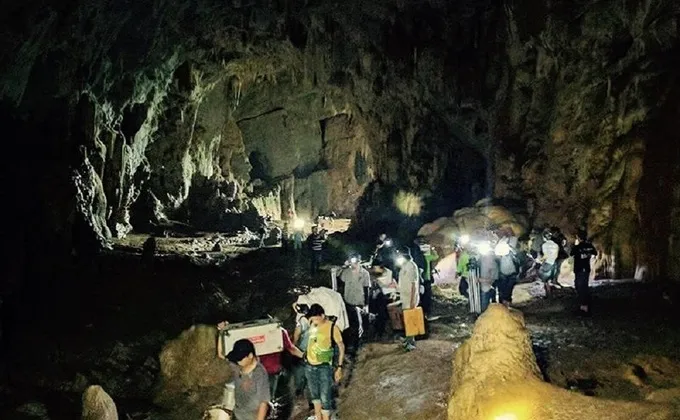 Khu vực Tú Làn (Quảng Bình) với các hệ thống hang động hoang sơ và các thung lũng lớn là phim trường cho các cảnh kỳ bí của phim.