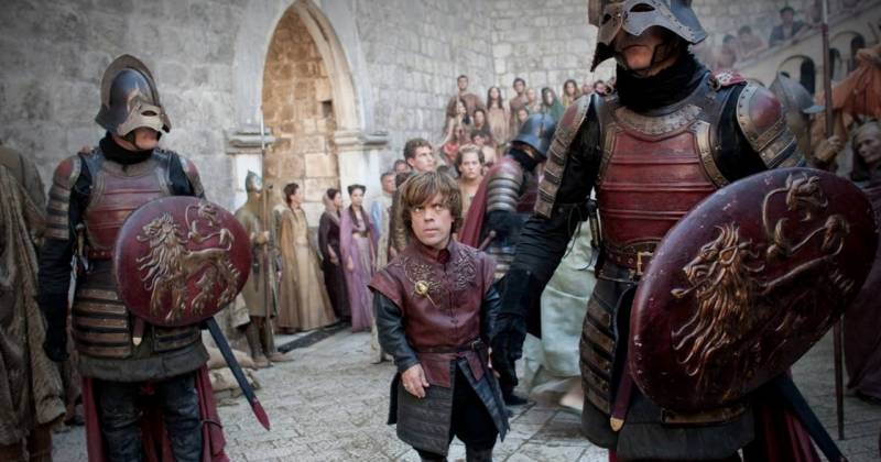 Lính riêng của Lannister ở King's Landing (không phải lính hoàng gia). 
Hai người lính này có mang khiên sư tử riêng biệt của nhà Lannister. 