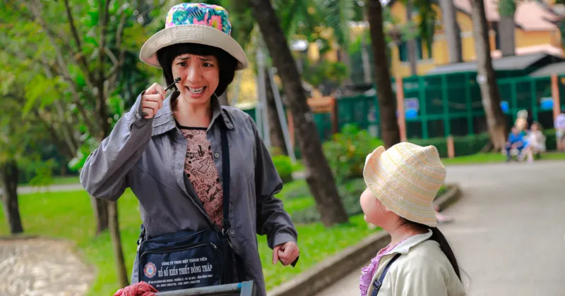 B&eacute; Nắng mộng mơ, tinh nghịch, hồn nhi&ecirc;n nhưng cũng rất &ldquo;b&agrave; cụ non&rdquo; trong phim.