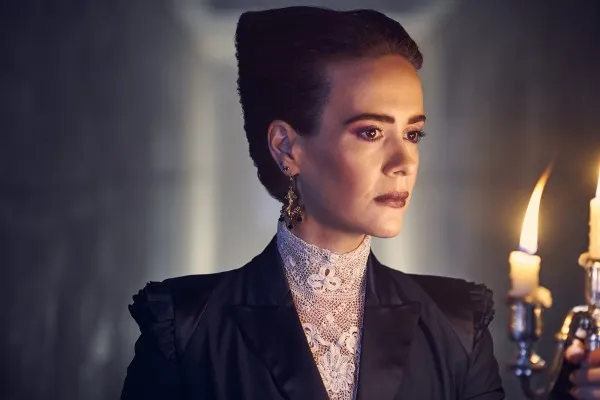 Sarah Paulson trong vai Ms. Wilhemina Venable. Ngoài ra, nữ diễn viên còn thủ vai Billie Dean Howard và Corderlia Foxx từ mùa 1 và mùa 3 (FX)