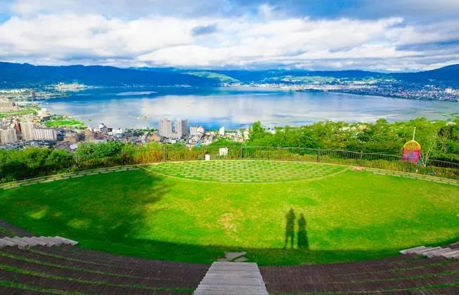Hồ Suwa thuộc tỉnh Nagano và là hồ đặc trưng của Itomori. Đây cũng là một địa điểm quan trọng trong phim khi Mitsuha và Taki khám phá sự thật. Đây là một địa điểm tham quan rất thú vị ở Nagano mà khi ghé Nhật Bản nên thử một lần.