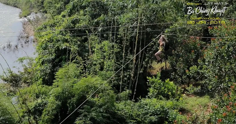 B&oacute;ng d&aacute;ng của c&ocirc; g&aacute;i nhỏ nhắn h&ograve;a v&agrave;o giữa n&uacute;i rừng đại ng&agrave;n