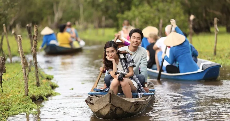 Bí quyết số 5: Tới bước này rồi thì coi như nắm “trai u sầu” trong tay rồi. Nhưng cũng không được ỷ lại, phải chăm chút thêm chút lãng mạng nữa để trai đổ gục hoàn toàn. Đại loại như cùng nắm tay nhau bước đi trên con đường ruộng gập ghềnh, trải dài với những cánh đồng xanh mướt,
Hoặc cùng theo con thuyền nhỏ thong dong dọc bờ sông, đưa cả hai về với sự yên bình vốn có của chốn thôn quê, hòa quyện trong tâm hồn một sự trong trẻo