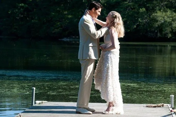 Cặp c&ocirc; r&acirc;u ch&uacute; rể l&agrave; Alenjandro (Ben Barnes thủ vai) v&agrave; Missy (Amanda Seyfried).
