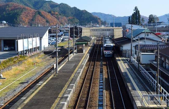 Trạm Hida-Furukawa nằm trong tuyến Takayama ở Hida, tỉnh Gifu. Xuất hiện trong phim khi Taki và các bạn đến Itomori, quê nhà Mitsuha.