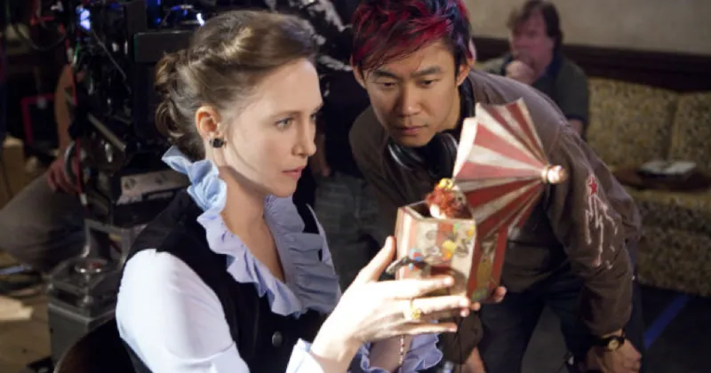 Nữ diễn viên Vera Farmiga (trái) và đạo diễn gốc Á James Wan (phải) trên phim trường của Ám Ảnh Kinh Hoàng