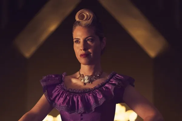 Leslie Grossman vai Coco St. Pierre Vanderbilt (FX)