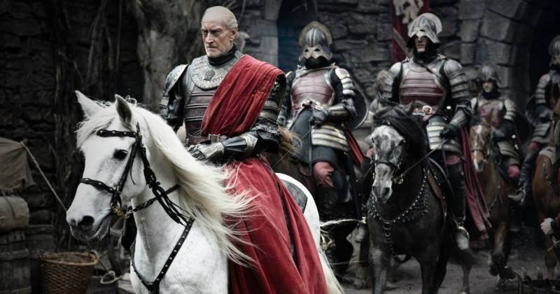 Tywin Lannister trong giáp phục tướng chỉ huy của quân Lannister (có sự khác biệt). Cái rèm đỏ cuốn lên người kia là nét đặc trưng của riêng ông.