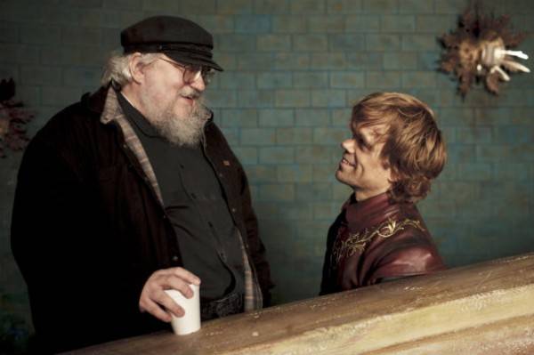 Tác giả George R. R. Martin cùng diễn viên Peter Dinklage trong Game of Thrones (HBO)