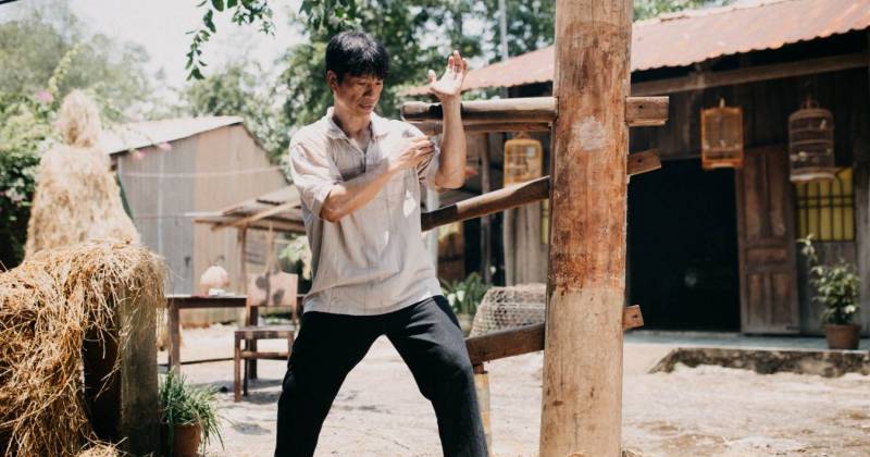 Dustin Nguyễn vừa đạo diễn vừa đóng vai anh Mười nhân hậu, giỏi võ.