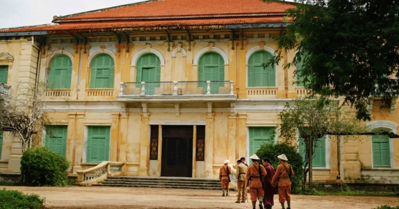 Bối cảnh b&ecirc;n ngo&agrave;i v&agrave; trong căn biệt thự của H&ugrave;ng - được quay tại c&aacute;c biệt thự cổ ở Đồng Nai, Tiền Giang...