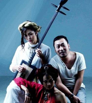 Đạo diễn Quang Dũng bên cạnh hai mỹ nhân Tăng Thanh Hà và Thanh Hằng