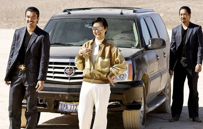 Ba chàng "ngự lâm" đối đầu với Mr. Chow - mafia rởm của phần một. Diễn viên hài gốc châu Á, Ken Jeong, nổi lên từ vai diễn này. Mr. Chow là nhân vật gây cười bậc nhất trong The Hangover.
