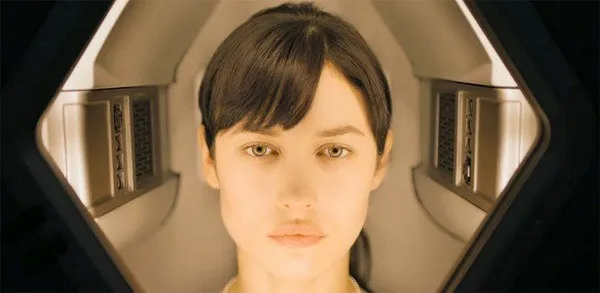 "Bond Girl" Olga xinh đẹp trong phim.