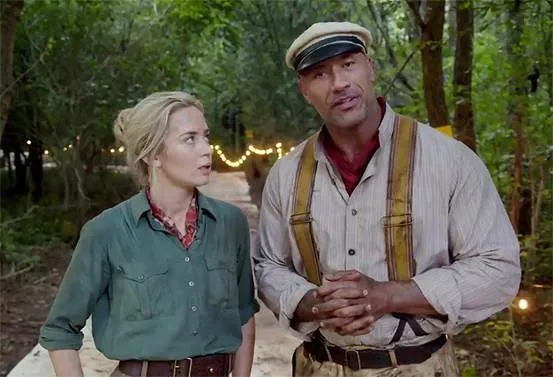 Dwayne Johnson và Emily Blunt trong đoạn clip hậu trường Jungle Cruise (Disney)