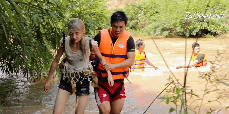 Ngâm mình dưới nước nhiều giờ liền trong thời tiết mưa bão 17 – 18 độ của Đà Lạt, Nene đã thực sự bị đuối nước sau cảnh quay này