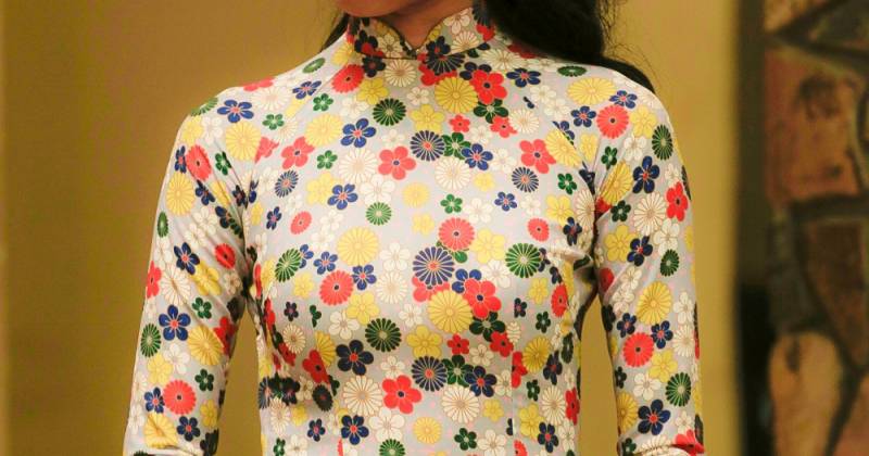 Nhà thiết kế Nguyễn Tiến Doãn đã dành tặng cho Mai Ngô những bộ áo dài hoa đầy màu sắc để cô có thể hóa thân thành một cô giáo Mi Ngor hoàn toàn khác biệt trong môi trường sư phạm.