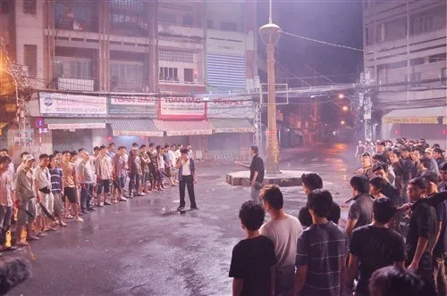 Sau nhiều lần kiểm duyệt từ kịch bản đến cảnh phim, số phận của Bụi đời Chợ Lớn vẫn lửng lơ.