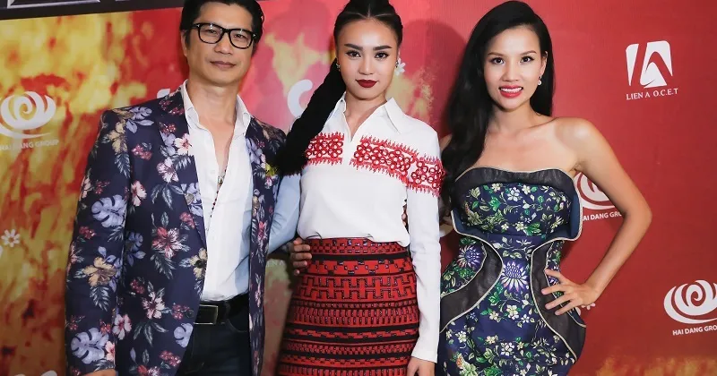 Trong lúc giao lưu trên sân khấu, Ninh Dương Lan Ngọc cũng thừa nhận 2 vai diễn liên tiếp trong Tấm Cám và Găng Tay Đỏ có sự liên quan chặt chẽ với nhau. Cám chính là tiền kiếp của sát thủ Số 7. Chia sẻ của cô nàng khiến cả khán phòng bật cười: “Khi mà Cám chết đi Cám hóa thân thành sát thủ. Trong thời của Cám, Cám hãm hại chim Vàng Anh nên mới phải đào thai. Tuy vậy thời này chúng ta không được bắt chim bậy nên Ngọc phải đi mưu sát người ta thôi!”