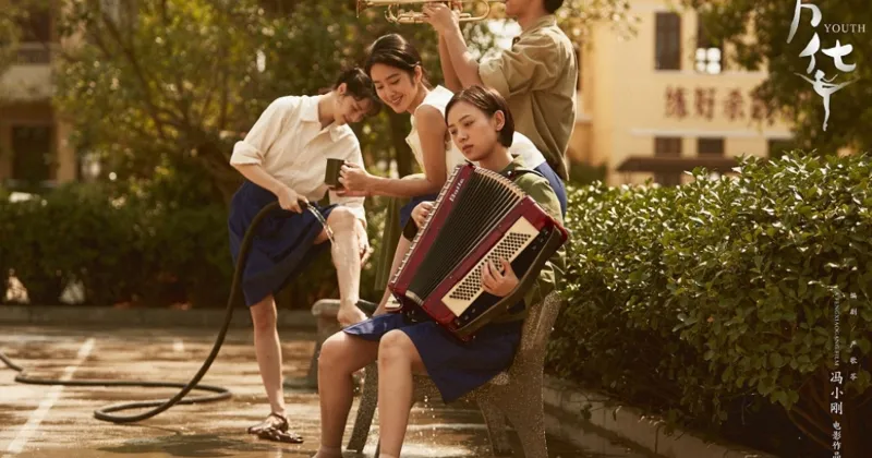 Youth (Phương Hoa)&nbsp;của đạo diễn Ph&ugrave;ng Tiểu Cương cũng bị ho&atilde;n chiếu đột ngột v&agrave;o năm ngo&aacute;i.