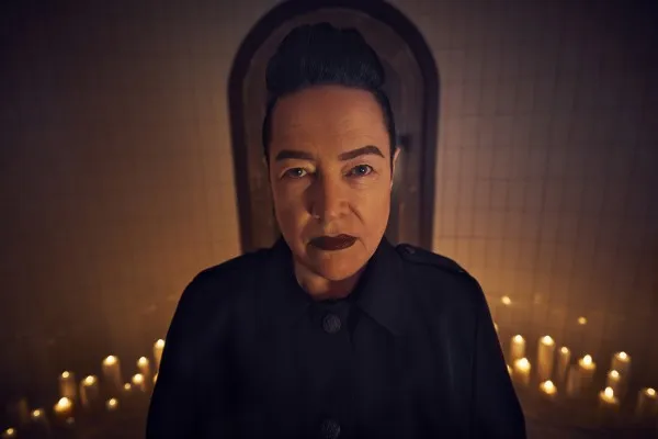 Kathy Bates vai Ms. Miriam Mead (FX)