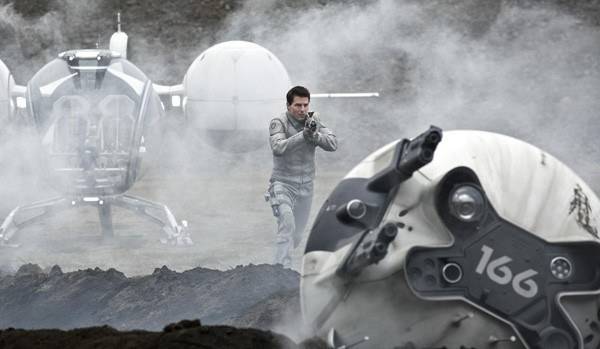 Tom Cruise là một nhân viên của trạm 49. chuyên sửa chữa, dọn dẹp các máy móc trên Trái đất.