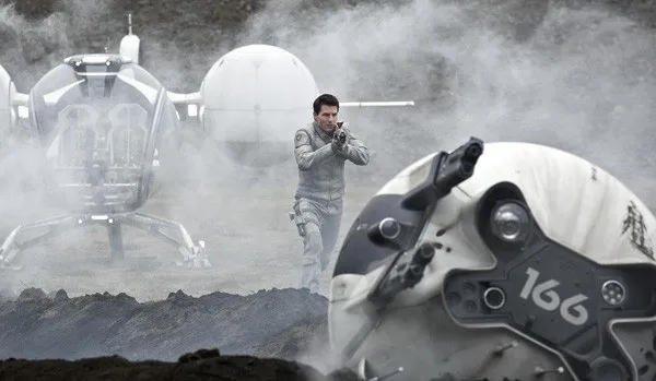 Tom Cruise l&agrave; một nh&acirc;n vi&ecirc;n của trạm 49. chuy&ecirc;n sửa chữa, dọn dẹp c&aacute;c m&aacute;y m&oacute;c tr&ecirc;n Tr&aacute;i đất.