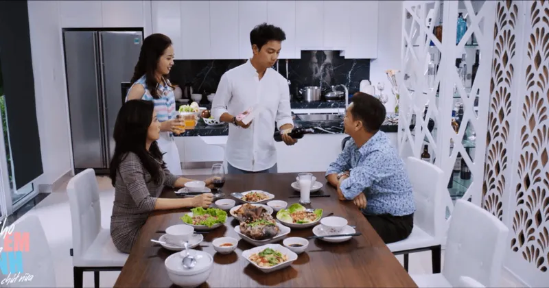 Kai hố từ v&ograve;ng gửi xe khi tặng nhầm qu&agrave; cho ba mẹ Rin trong ng&agrave;y ra mắt