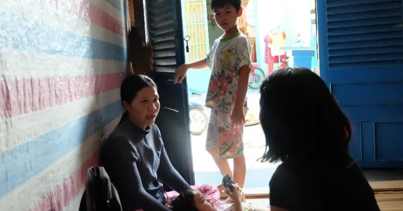 Gia đình phải vay mượn nhiều nơi để chạy chữa cho con.