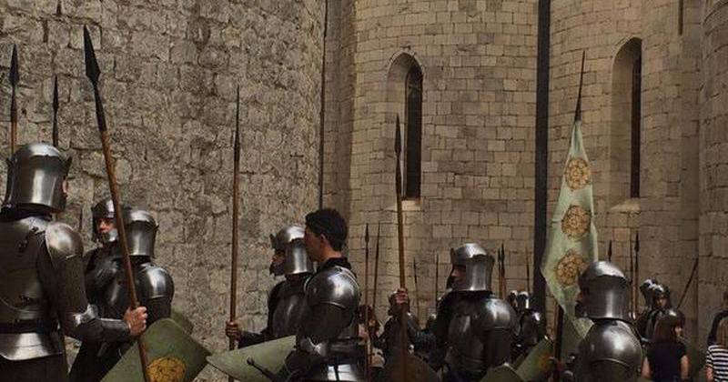 Lính Tyrell tiến vào King's Landing. Đây đều là bộ binh cầm giáo và khiên chữ nhật có in gia hoa hồng của nhà Tyrell