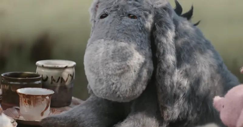 "Nếu b&acirc;y giờ c&oacute; ai muốn vỗ tay, th&igrave; đ&acirc;y l&agrave; l&uacute;c th&iacute;ch hợp nhất rồi đấy" - Lừa Eeyore n&oacute;i. (Via YouTube)