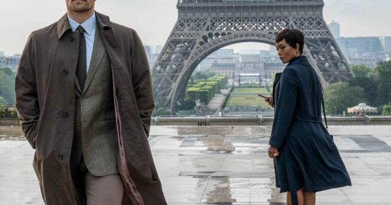 Một cảnh quay khác được thực hiện ngay trước tháp Eiffel – công trình kiến trúc mang đậm dấu ấn nghệ thuật tuyệt vời của nước Pháp