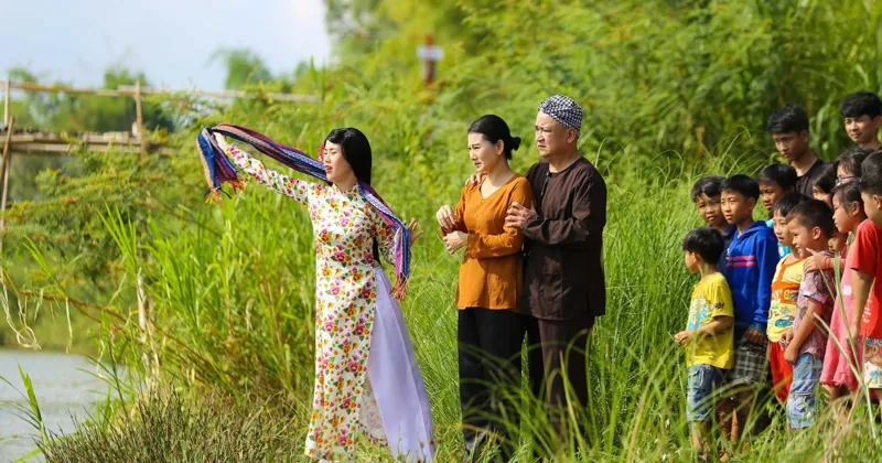 Nhưng c&acirc;u chuyện kh&ocirc;ng chỉ c&oacute; vậy. Phim c&ograve;n c&oacute; sự xuất hiện của nhiều cặp đ&ocirc;i bất chấp để y&ecirc;u nhau.