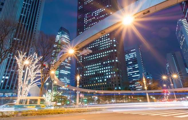 Góc ngã tư của con đường chui (dưới một con đường lớn hoặc đường xe điện) này nằm ngay tòa nhà Nishi Shinjuku, xuất hiện từ trailer đầu tiên của phim.