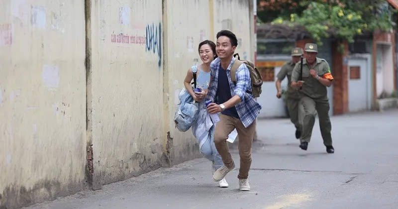 Và “cảm giác mạnh” đó chính là chạy xì khói khi bị chú dân phòng rượt theo.
Kết quả: Có u sầu cách mấy mà gặp màn tập thể dục bất đắc dĩ này thì cũng khỏi ngay lập tức.