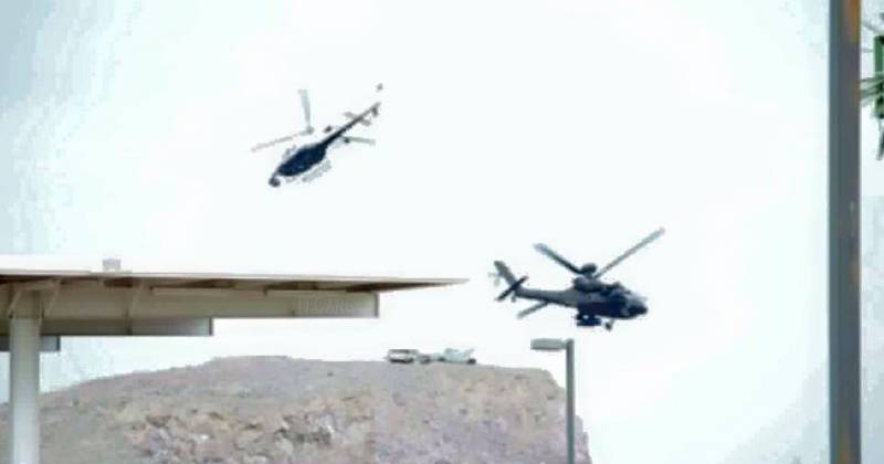 Một chiến đâu cơ bay cạnh một trực thăng quay phim chuyên dụng.