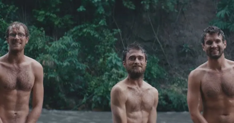 Daniel Radcliffe lột x&aacute;c h&igrave;nh tượng trong Jungle.