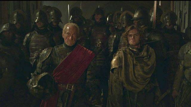 Tywin và Loras dẫn đầu liên quân Tyrell-Lannister đánh tan quân đội của Stannis trong trận Blackwater. Một thông tin khá thú vị là, trong truyện thì người cầm quân Tyrell trong trận này không phải Loras mà là Garlan Tyrell, con trai thứ, anh ruột Loras (không có nhân vật này trên phim, bị cắt hoàn toàn). Và bộ giáp mà Garlan mặc chính là của Renly quá cố. Quân sĩ Stannis nhìn thấy người tiên phong mặc giáp phục như thế tưởng Renly sống dậy sợ quá tự vỡ trận nhanh chóng.