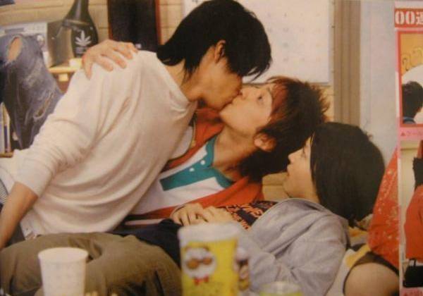 Nụ hôn "không chừa một ai" của Sano Izumi.
