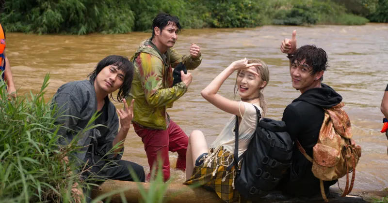 Khi “ba chàng khuyết” lên đường cùng Christine trong hành trình tìm mẹ, đã có vô vàn tình huống éo le xảy ra, thậm chí họ còn bị một nhóm giang hồ lạ mặt truy đuổi gắt gao.