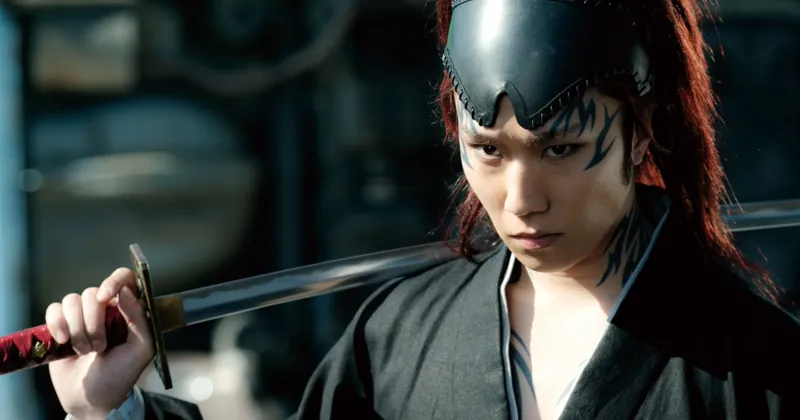 Taichi Saotome thể hiện Abarai Renji qu&aacute; cường điệu. (IMDb)