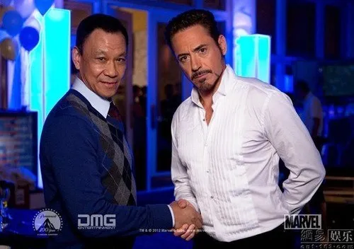 Vương Học Kỳ và Robert Downey Jr. Ảnh: Marvel.